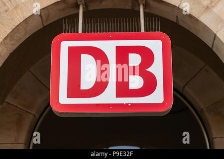 Fürth/Deutschland - MÄRZ 11, 2018: Die Deutsche Bahn Emblem hängt an den deutschen Bahnhof in Fürth, in der Nähe von Nürnberg. Die Deutsche Bahn AG (Abkürzung: DB, Stockfoto