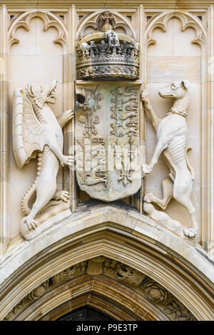 Dekorative Mauerwerk, mit dem Tudor Wappen und Symbole, über dem Westportal der Kapelle am King's College, Universität Cambridge, England. Stockfoto