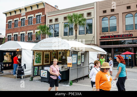 Florida, Ocala, Kunstfestival, jährliche Kleinstadt-Community-Veranstaltung, Stände Stände Verkäufer kaufen Verkauf, Fairgoer, Erwachsene Erwachsene Frau Frauen Dame, Strol Stockfoto