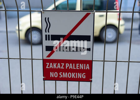 Rauchen verboten Schild an einem Drahtzaun in Krakau, Polen, Stockfoto