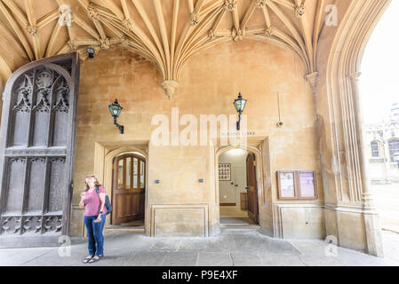 Überdachte Passage mit dem Namen The Gate House im Osten, Haupt, Eingang zum King's College, Universität Cambridge, England, Gehäuse die Porters' Lodge. Stockfoto