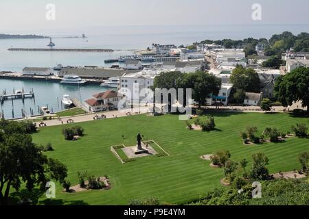 Blick auf den Hafen und die Innenstadt von Fort Mackinac, 1 von nur 2 revolutionären Krieg Forts in USA auf resort insel Mackinac Island, Michigan, USA Stockfoto