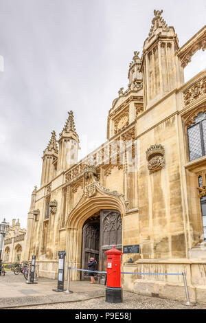 Roten Briefkasten vor dem Haupteingang zum King's College, Universität Cambridge, England. Stockfoto