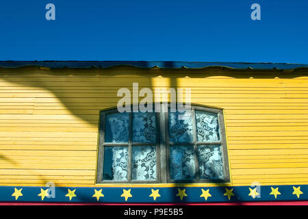 Wallfahrt der Sinti und Roma im Mai. Prozession und der Segen des Meeres des Saintes Maries de la Mer, Camargue, Provence Frankreich Stockfoto