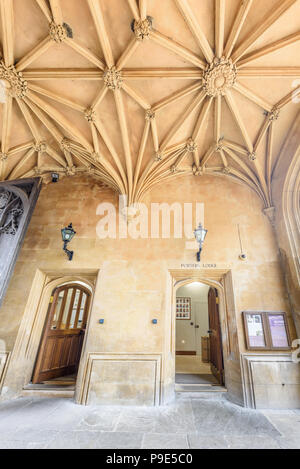 Überdachte Passage mit dem Namen The Gate House im Osten, Haupt, Eingang zum King's College, Universität Cambridge, England, Gehäuse die Porters' Lodge. Stockfoto