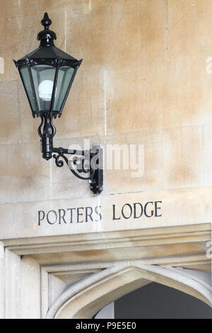 Lampe in der Gate House im Osten, Haupt, Eingang zum King's College, Universität Cambridge, England, über den Torhüter' Lodge. Stockfoto