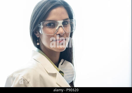 Portrait of a Hispanic female dentist in her office. Stockfoto