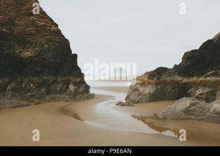 Felsformationen am Strand bei Ebbe, Arcadia Beach State Park, Illinois Stockfoto