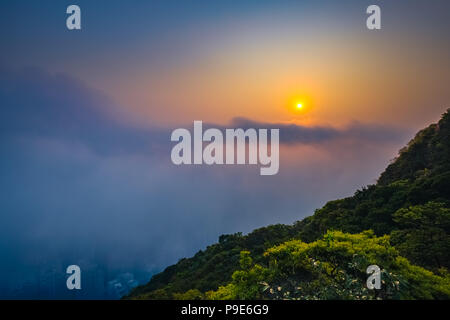 Misty-Stadt und den Hafen bei Sonnenaufgang - Victoria-Hafen von Hong Kong Stockfoto