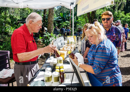 Florida, Micanopy, Herbst Harvest Festival, jährliche kleine Stadt Gemeinschaftsstände Stände Verkäufer kaufen verkaufen, Shopping Shopper Shopper Shop Geschäfte Markt ma Stockfoto