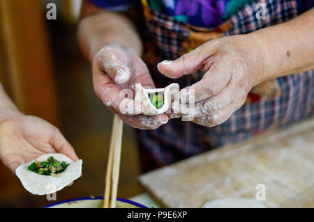 Chinesischen Familie, Knödel, traditionelles Essen beliebt für Chinese New Year Festival. Stockfoto