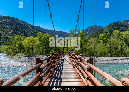 Brücke über den Stream in kamikochi, Japan Stockfoto