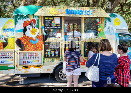 Florida, Micanopy, Herbst Harvest Festival, jährliche kleine Stadt Gemeinschaft Stände Händler Kauf Verkauf, Kona Eis, aromatisierte rasierte Eis LKW, Frau femal Stockfoto