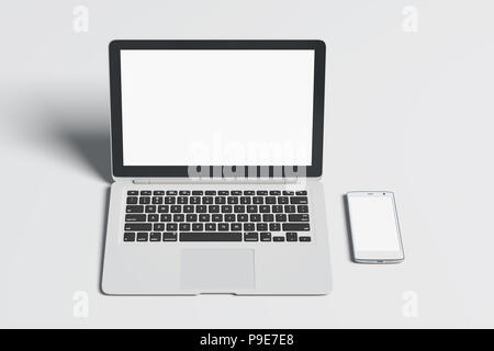 Leerer Bildschirm Laptop und Smartphone auf weißem Hintergrund mit Freistellungspfad isoliert. 3D-Darstellung Stockfoto