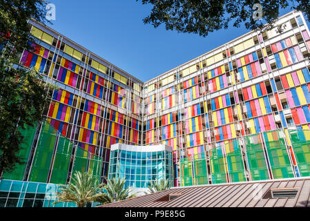 Gainesville Florida, University of Florida, Campus, UF Health Shands Kinderkrankenhaus, Kindermedizinisches Zentrum, außen, buntes Glas, Fassade, Kind-Fr. Stockfoto