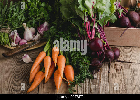 Frische organische herbstliches Gemüse. Vegetarisches Essen Zutaten zum Kochen auf rustikalen Holztisch Stockfoto