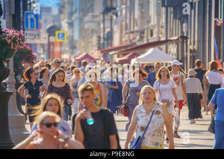 Fußgänger entlang des Newski Prospekt (Nevsky Avenue), am 17. Juli 2018 in St. Petersburg, Russland Stockfoto