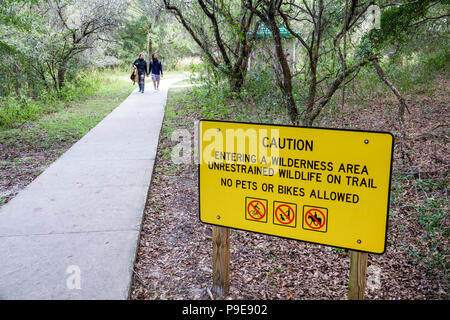 Gainesville Florida, Micanopy, Paynes Preirie, LaChua Trail Trailhead, Schild, Warnung, hemmungslose Vorsicht bei der Tierwelt, keine Haustiere, Fahrräder erlaubt, Mann, Männer, Frau Stockfoto