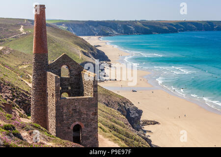 Blick auf die alte Zinnmine auf den Klippen bei Wheal Coates in der Nähe von St Agnes Cornwall uk Sommer Stockfoto