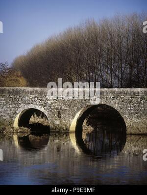 Die Trespuentes Brücke über Fluss Zadorra. Mit dreizehn Rundbögen war es mit Stücken aus Stein und Mörtel gebaut, außer denen, die Steine, die der Bogen tragen. Römischen Ursprungs mit subsequents Restaurationen. Detail. Irun a de Oca, Provinz Alava, Baskenland, Spanien. Stockfoto