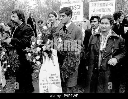 Bergen-Belsen, Deutschland, 27.10.1979 - Gedenkveranstaltung zur Verfolgung von Sinti und Roma im Dritten Reich im Denkmal des Konzentrationslagers Bergen-Belsen. Foto-Center: ROMANI ROSE. Foto rechts: SIMONE VEIL, ehemalige Insassin im Konzentrationslager Bergen-Belsen und ehemalige Präsidentin des Europäischen Parlaments. (Digitalbild aus einem s/w-Filmnegativ) Stockfoto