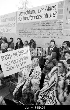 Bergen-Belsen, Deutschland, 27.10.1979 - Gedenkfeier auf der Verfolgung von Sinti und Roma im "Dritten Reich" in der Gedenkstätte des KZ Bergen-Belsen (digitales Bild von einem b/w-Film-negativ) Stockfoto