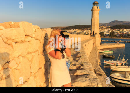 Traveler Fotografin mit einer professionellen Kamera nimmt Schuß von Rethymno, Kreta, Griechenland. Stockfoto