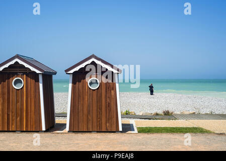 Beach Cabins im Seaside Resort Sainte-Marguerite-sur-Mer entlang der Nordseeküste, Seine-Maritime, Rhône, Côte d'Albâtre, Normandie, Frankreich Stockfoto
