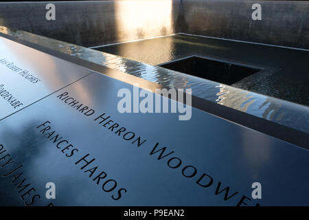 Die Namen der Personen, die in der terroristischen Anschläge vom 11. September starb 2001 in Bronze um die Twin Memorial eingeschrieben Stockfoto