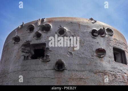 Schlacht - gezeichnete Welt Krieg Zwei 60 Tonnen schweren gepanzerten Bell der Deutschen Küsten Batterie am D-Day Museum, Omaha Vierville-sur-Mer, Calvados, Normandie, Frankreich Stockfoto