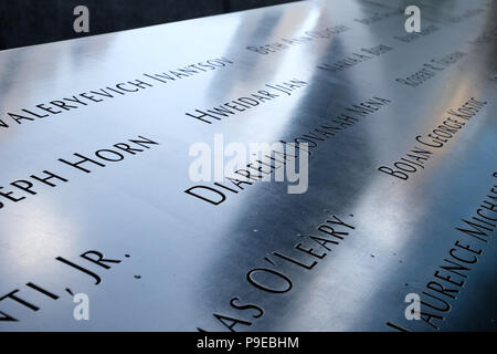 Die Namen der Personen, die in der terroristischen Anschläge vom 11. September starb 2001 in Bronze um die Twin Memorial eingeschrieben Stockfoto