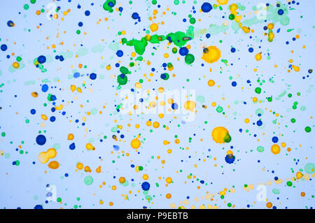 Bunte Violett, Grün und Orange Aquarell Spritzer auf weißem Hintergrund für Ihr Design. Stockfoto