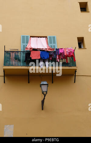 Nizza, Frankreich. Bunte Wäsche aufhängen von Apartment mit Balkon in der Altstadt von Nizza Stockfoto