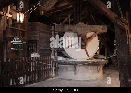 Alte Mühlsteine, Vintage farming Tools in Aktion. Mühle von Zaanse Schans. Niederlande. Vorort von Amsterdam Stockfoto