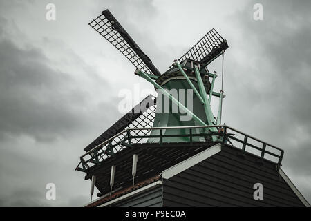 Mühle unter dramatischen bewölkten Himmel. Zaanse Schans Stadt, beliebten touristischen Attraktionen der Niederlande. Vorort von Amsterdam Stockfoto