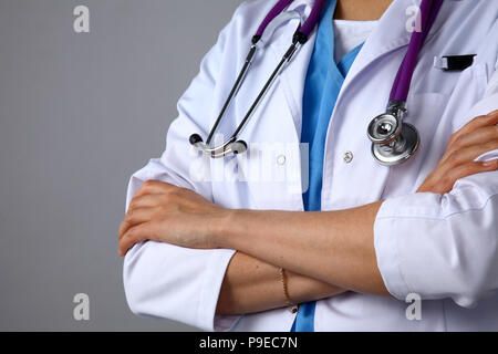 Junge Frau Doktor stand mit verschränkten Armen Stockfoto