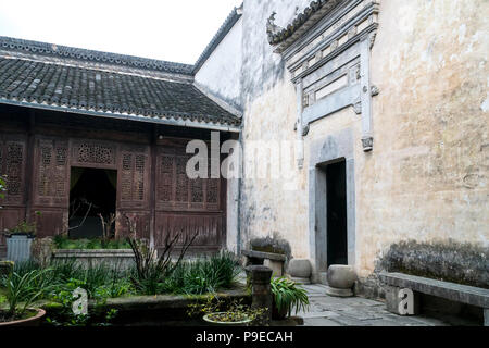 Dorf Hongcun Landschaft in Huangshan, Anhui, China. Das Dorf ist ein altes Dorf. Es ist in der Nähe von Mount Huangshan befindet. Hongcun ist ein berühmtes historisches Dorf in China, UNESCO Weltkulturerbe. Stockfoto