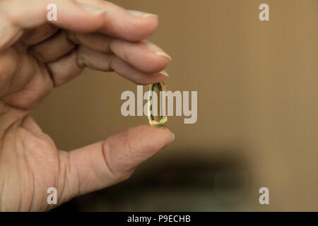 Hand einer alten Frau mit Pillen Stockfoto