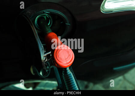 Tanken Gewehr in den Tank der Maschine Stockfoto