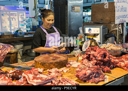 Frau Fleisch verkaufenden am Marktstand, Nakhon Phakom, Thailand Stockfoto