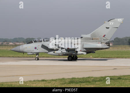 Die Markierungen der Verstorbenen 15 Squadron, RAF Tornado GR4 ist über die coningsby Landebahn während der Übung Green Flag abzuweichen. Stockfoto