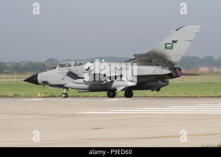 Royal Saudi Air Force Tornado IDS Rollen auf dem RAF Coningsby Landebahn während der kombinierten RAF und rsaf Übung Green Flag. Stockfoto