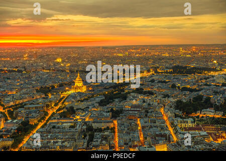 Paris städtischen Skyline Stadtbild. Luftaufnahme der nationalen Residenz der Invaliden Palast auf orange Sonnenuntergang mit night street light von der Panoramaterrasse des Tour Montparnasse. Europäische Hauptstadt von Frankreich Stockfoto