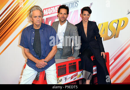 Michael Douglas (links), Paul Rudd und Evangeline Lilly (rechts) Teilnahme an einem Fotoshooting für Ant-Man und die Wespen, Corinthia Hotel, London statt. Stockfoto