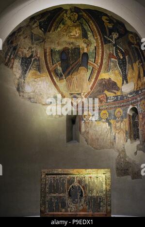 Apsis von esterri von Cardos (2. Hälfte des 12. Jahrhunderts). Fresko thronenden Christus in der Mandorla und der Tetramorph. In den ersten Platz, Frontal von einem Altar (1225) von esterri von cardos. Anonyme, Katalonien. Workshop der Seu de Urgell von 1200. Romanik. Sowohl von der Kirche von Sant Pau und Sant Pere, Esterri de Cardos, Provinz Lleida, Spanien. National Museum der kunst von Katalonien (MNAC). Barcelona. Katalonien. Spanien. Stockfoto