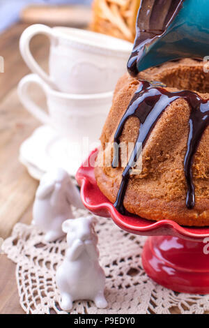Süße Kuchen Kaffee zum Frühstück. Tassen für Tee. Keramik Kaninchen. Gemütlichkeit zu Hause. Stockfoto