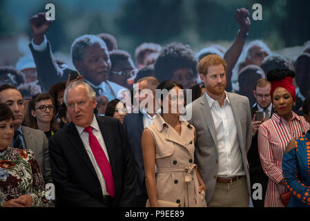 Der Herzog und die Herzogin von Sussex, mit Peter Hain (2. links) Während ihres Besuchs in der Nelson Mandela 100 Ausstellung im Queen Elizabeth Southbank Centre Hall, London. Stockfoto