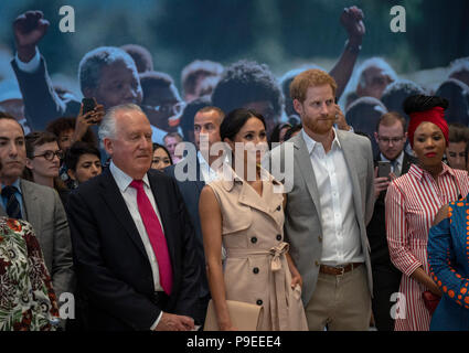 Der Herzog und die Herzogin von Sussex, mit Peter Hain (2. links) Während ihres Besuchs in der Nelson Mandela 100 Ausstellung im Queen Elizabeth Southbank Centre Hall, London. Stockfoto