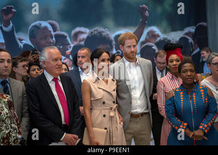 Der Herzog und die Herzogin von Sussex, mit Peter Hain (2. links) Während ihres Besuchs in der Nelson Mandela 100 Ausstellung im Queen Elizabeth Southbank Centre Hall, London. Stockfoto