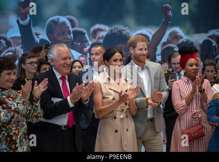 Der Herzog und die Herzogin von Sussex, mit Peter Hain (2. links) Während ihres Besuchs in der Nelson Mandela 100 Ausstellung im Queen Elizabeth Southbank Centre Hall, London. Stockfoto